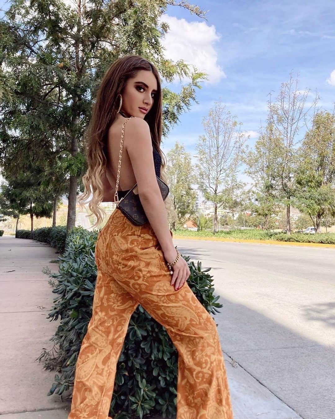 SHEINのインスタグラム：「The world is your runway 🌎💫 @michelleadonai  Shop Item #: 1801924  #SHEINgals #SHEINstyle #SHEINSS21 #outfitinspo」