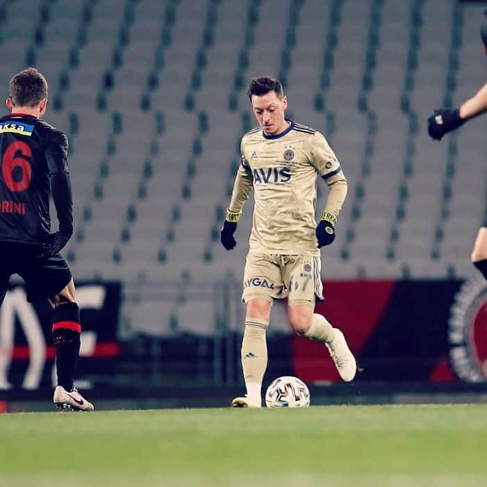 メスト・エジルのインスタグラム：「Zorlu bir maçın ardından çok  önemli 3 puan! 💛💙 İyi bir mücadele ortaya koymamıza rağmen şimdi sıra daha çok çalışıp daha iyi olmak. 💪🏼 // Tight victory, but a very crucial one 💛💙 Good job, although there are things we still need to work on 💪🏼@fenerbahce」