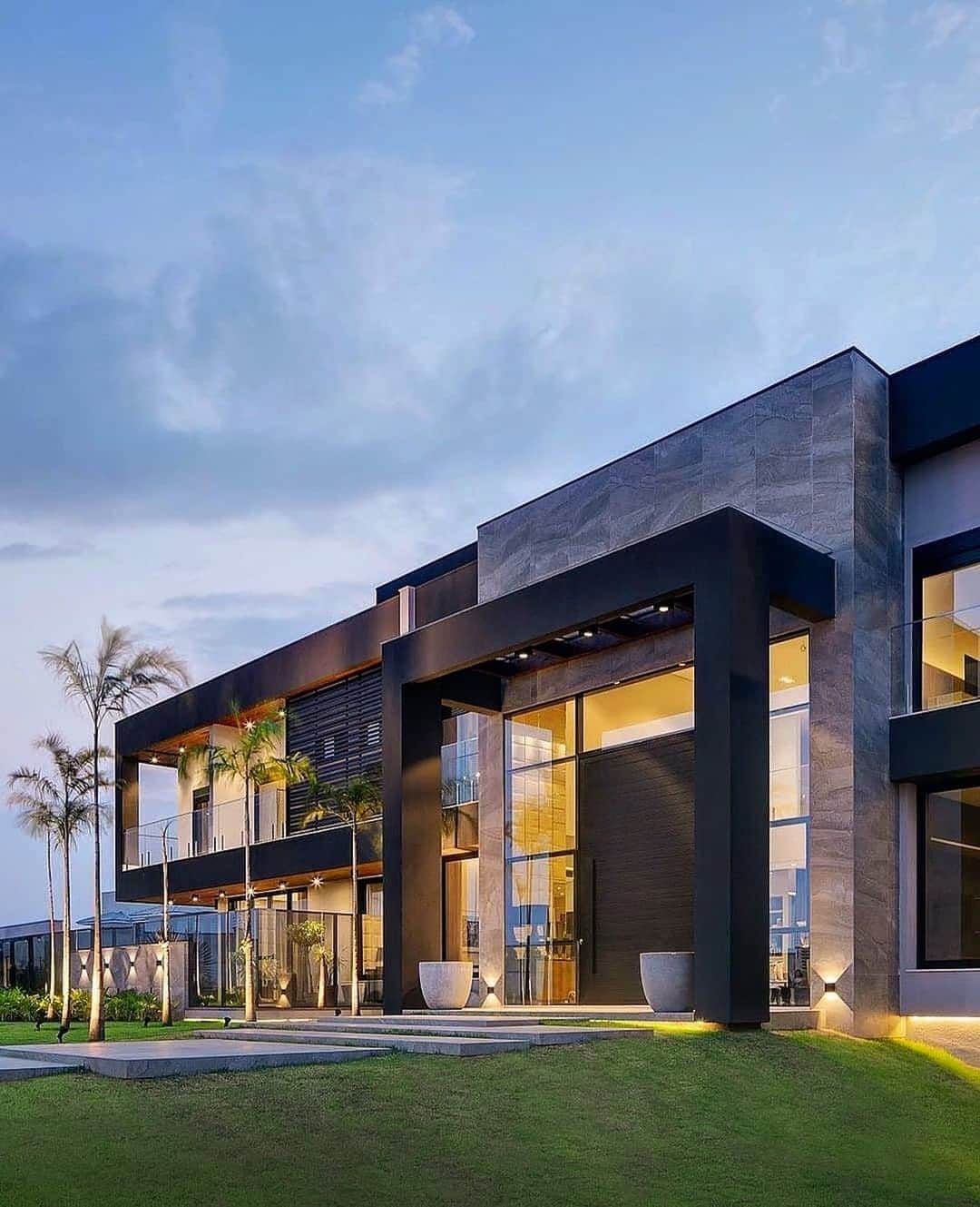 Architecture - Housesのインスタグラム：「⁣ Residential projects that make the difference, achieving the p𝗲𝗿𝗳𝗲𝗰𝘁 𝗯𝗮𝗹𝗮𝗻𝗰𝗲 𝗯𝗲𝘁𝘄𝗲𝗲𝗻 𝗺𝗼𝗱𝗲𝗿𝗻𝗶𝘁𝘆 𝗮𝗻𝗱 𝘀𝗼𝗽𝗵𝗶𝘀𝘁𝗶𝗰𝗮𝘁𝗶𝗼𝗻 ❤️❤️⁣ ⁣ This home in Condomínio Villa Jardim achieves a 100% timeless aesthetic without neglecting luxury and comfort. Leave your thoughts below 👇👇⁣⁣ _____⁣⁣⁣⁣⁣⁣⁣⁣⁣⁣⁣ 📐  @ferdelamonica⁣ 📸  @fellipelima.fotografia⁣ 📍Condomínio Villa Jardim⁣ #archidesignhome⁣⁣⁣⁣⁣⁣⁣ _____⁣⁣⁣⁣⁣⁣⁣⁣⁣⁣⁣ #design #architecture #architect #arquitectura #luxury #architettura #archilovers ‎#architecturephotography #amazingarchitecture⁣ #lookingup_architecture #artdepartment #architecturallighting #house #archimodel #architecture_addicted #architecturedaily #arqlovers」