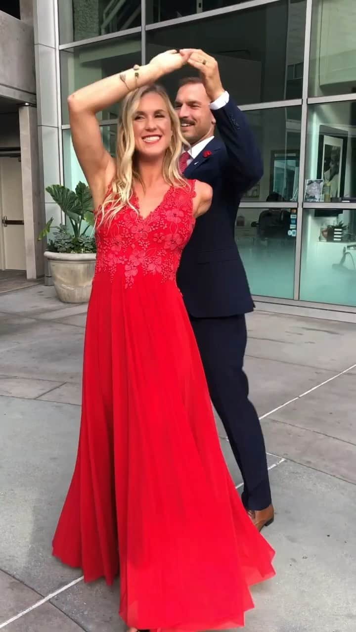 Bethany Hamiltonのインスタグラム：「Fight for love ❤️ Hold onto your marriage, friendships, loved ones and to your family close. Find your forgiveness, grace and patience.   When we can put others first, then love then flows that much more...  I hope y’all can love well this year with all the changes in the world. There is a strong division between us as a people, but we can change that by being gracious, understanding, forgiving and loving!  I know it’s not always easy, but I’m cheering you all on!   Check out my course on “forgiveness” and “being present” as my top relationship builders!!!! LIFE CHANGING💯❤️  Be kind to one another, tenderhearted, forgiving one another, as God in Christ forgave you. Ephesians 4:32  Love of love to you all this Valentine’s Day ❤️❤️❤️  🎶 by @kazi.jay ”Lover”」