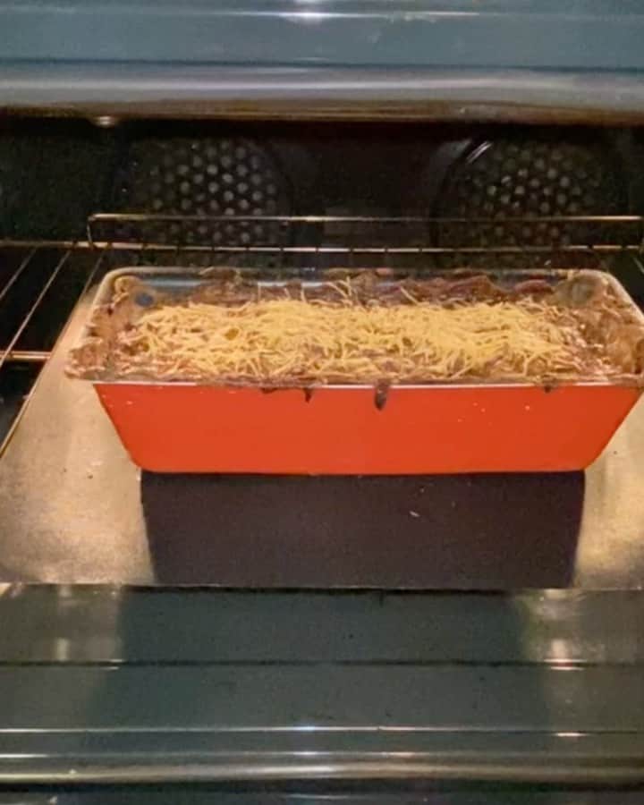 のインスタグラム：「Tonight’s new recipes by Eric @dingo.jules.jim of this cross over between gratin dauphinois and hachis parmentier named the « bethy’s delight » after our very dear friend Bethy , great gourmet and lover of potatoes and minced meat #cookingathome #bethysdelight  #gratindauphinois #hachisparmentier @bethylagardere 😜」