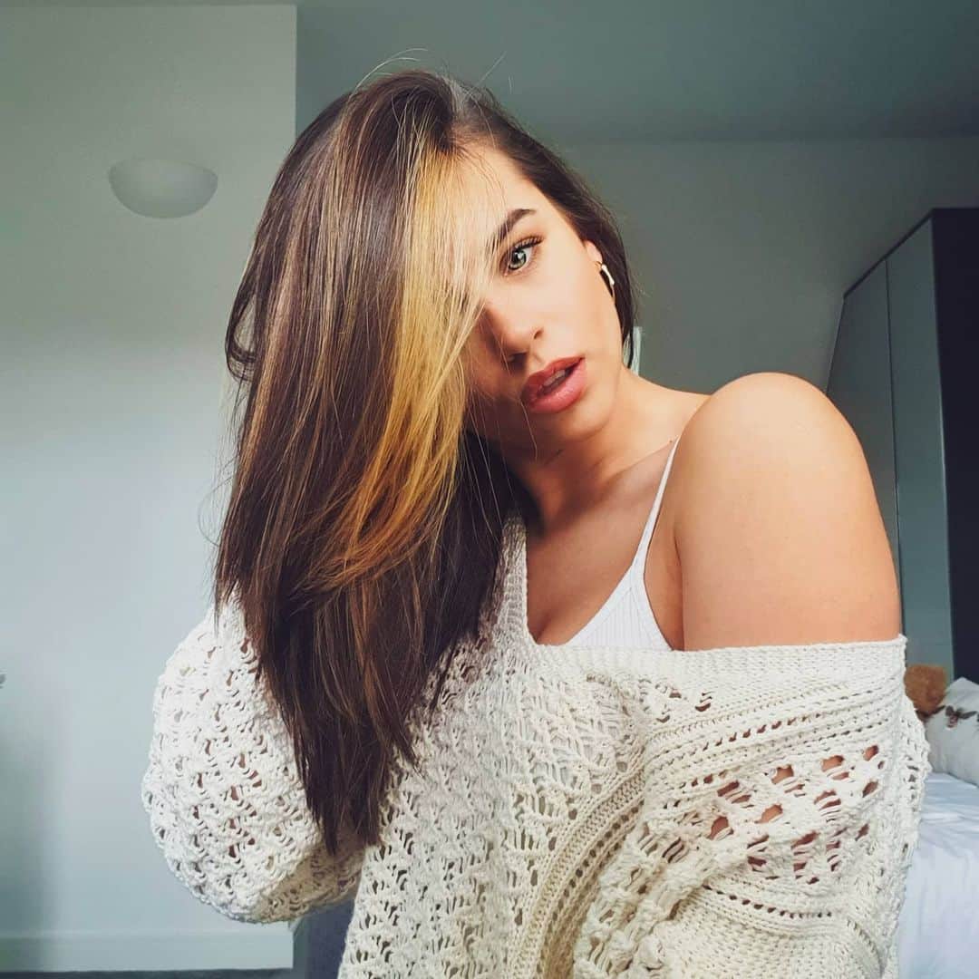 ジョージア・メイ・フットさんのインスタグラム写真 - (ジョージア・メイ・フットInstagram)「My hair is getting loonnngg now! 💇🏽‍♀️」2月14日 4時14分 - georgiamay112
