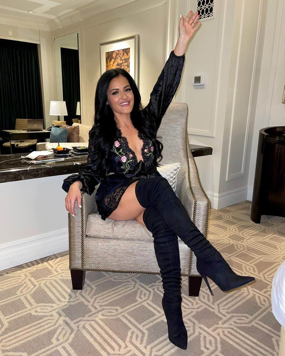 Jessica Arevaloのインスタグラム：「1,2 OR 3?📸 - Viva Las Vegas this valentines weekend with my love!🥰 @chris_elkins」