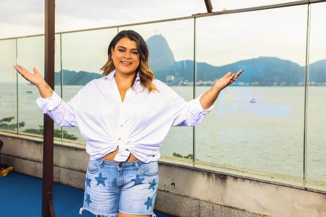 Preta Gilのインスタグラム：「Começaram as preparações pra Live do @blocodapreta aqui no @prodigyhotels!! Meus parceiros já há 6 anos no Bloco, com essa vista maravilhosa que marcaram tantos momentos incríveis!   Muito obrigada @prodigyhotels ❤️  Se inscreve no meu canal pra vocês não perderem, amanhã às 16h!! Espero vocês. 💙」