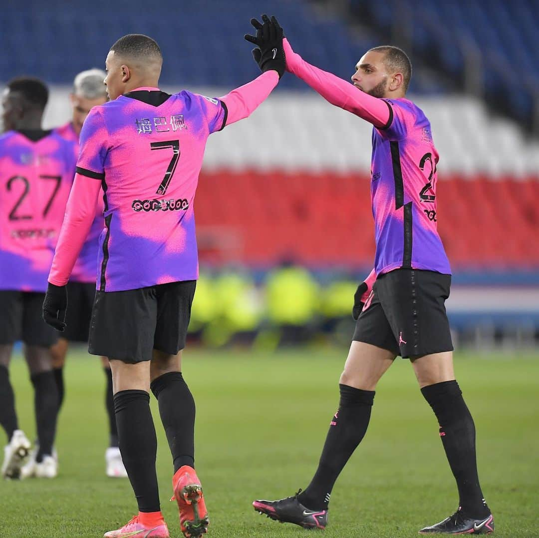 ライヴィン・クルザワのインスタグラム：「+3 👏🏽🔴🔵 @psg」