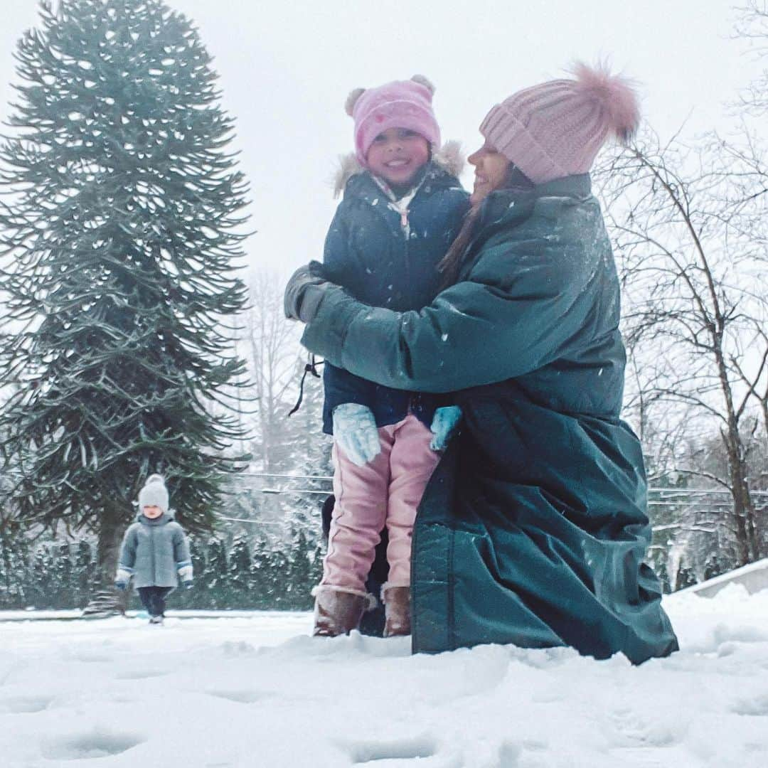 ジャナ・クレイマーさんのインスタグラム写真 - (ジャナ・クレイマーInstagram)「Let it snow let it snow let it snow....#quarantine #vancouver #snowday. Is it cold where you’re at?」2月14日 4時34分 - kramergirl