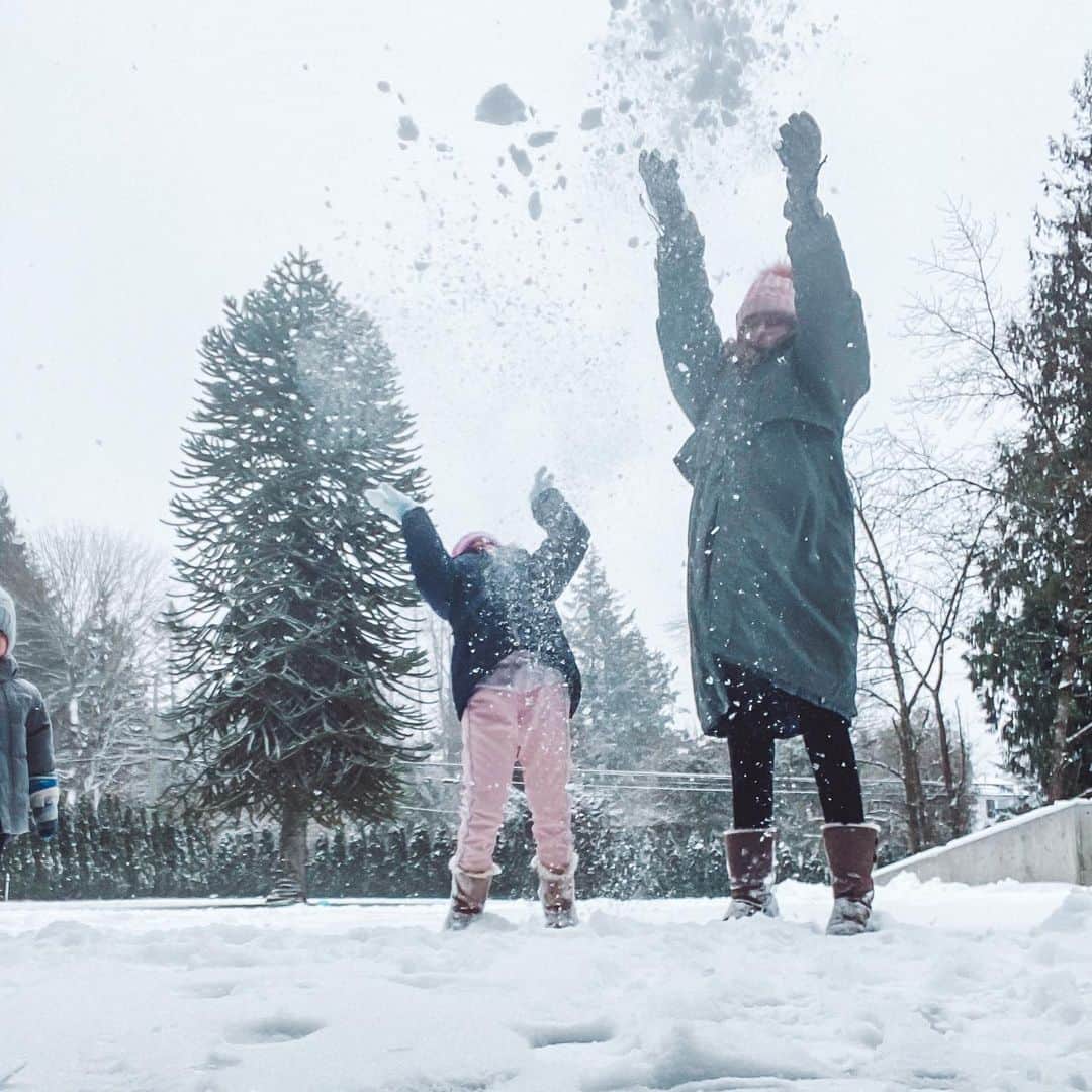 ジャナ・クレイマーさんのインスタグラム写真 - (ジャナ・クレイマーInstagram)「Let it snow let it snow let it snow....#quarantine #vancouver #snowday. Is it cold where you’re at?」2月14日 4時34分 - kramergirl