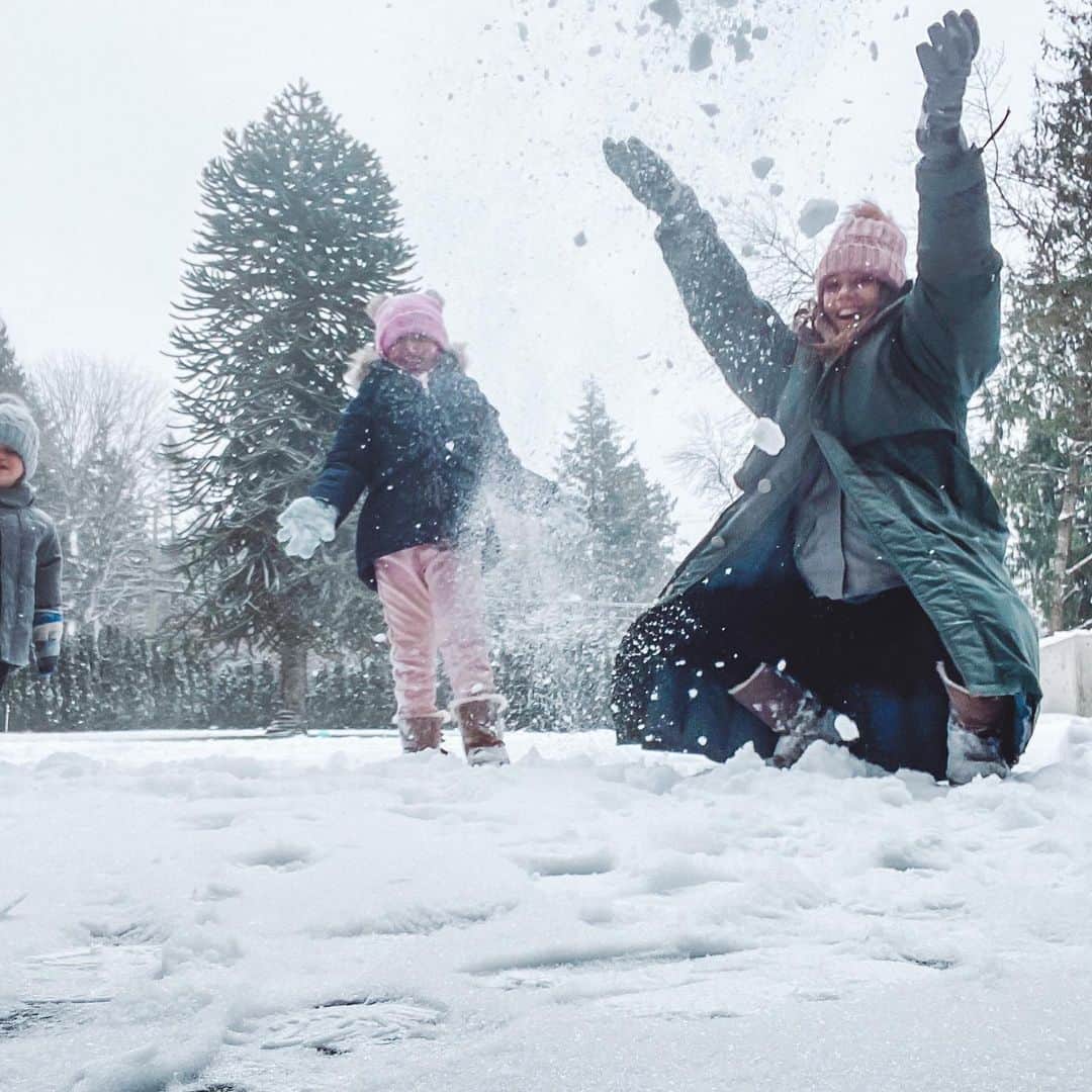 ジャナ・クレイマーのインスタグラム：「Let it snow let it snow let it snow....#quarantine #vancouver #snowday. Is it cold where you’re at?」