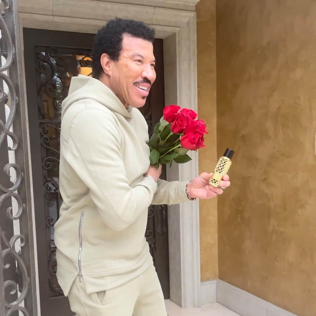 ライオネル・リッチーのインスタグラム：「Are you planning the perfect surprise for Valentine’s Day?? - LET ME SHOW YOU HOW 🙂💡  1. Flowers 💐  2. HELLO Fragrance (HIS or HER’s)  3. Cute puppy 🐶 @sylvester.richie   You’re welcome guys😘❤️   Happy V- Day to you all Lionel @lionelrichiehome @walgreens」