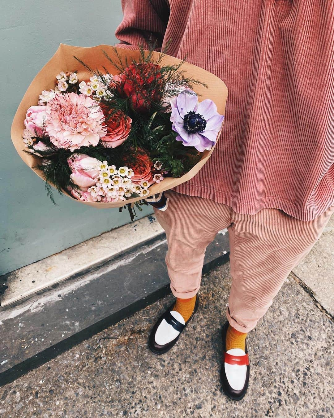 トッドスナイダーさんのインスタグラム写真 - (トッドスナイダーInstagram)「Tre down at our Liquor Store ain’t playing today 💐 #ToddSynder #NewYork #Valentines #mensfashion #lewismillerdesign #flowerflash」2月14日 4時38分 - toddsnyderny