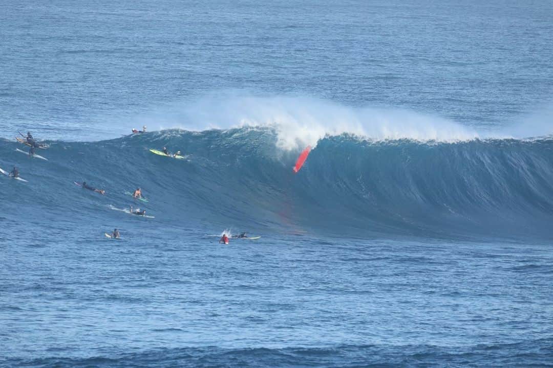 surflineさんのインスタグラム写真 - (surflineInstagram)「As mentioned, the solid #pipelinevalentine swell continues to fill in and overload pretty much everywhere on the North Shore except Waimea Bay and the Outer Reefs.   (Stay tuned for more on those.) Here are a few different angles of the Bay, all shot within the last 30 minutes. Hit the link in bio to follow along as we update throughout the day.」2月14日 4時42分 - surfline