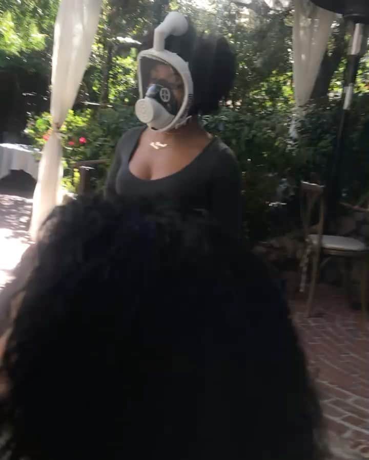 ブレシャ・ウェッブのインスタグラム：「Listen! Da Rona ain’t gettin me or my fro! Thanks to my @narwallmask I’m 💯% Covid proof! Okrrr!  Had to go outside and celebrate my sis @essence_says for her birthday! I love you sis and may all of your dreams manifest into reality! It will! Because if He did it before he can do it again! Won’t He Will!!!! Amen and AMEN! #marlon」