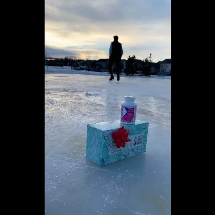 アンドリュー・ポジェのインスタグラム：「My sidekick during the cold and flu season @coldfx COLD-FX Who needs the rinks to be open when you live in Canada? Being able to keep up with my active lifestyle and taking COLD-FX Chewables, I have managed to stay away from all cold and flu symptoms this cold and flu season! COLD-FX Chewable is a Natural Health Product that helps reduce the Frequency, Severity, and Duration of cold and flu symptoms by Boosting your Immune System. Pss, discount below! (insert down arrow) If you're interested in learning more, head to my stories to sign up for the COLD-FX Defence Zone and receive your $10 coupon (among other offers!) To be sure this product is for you, always be sure to read and follow the label.  #coldfx_partner #COLDFXer #coldfx @coldfx」