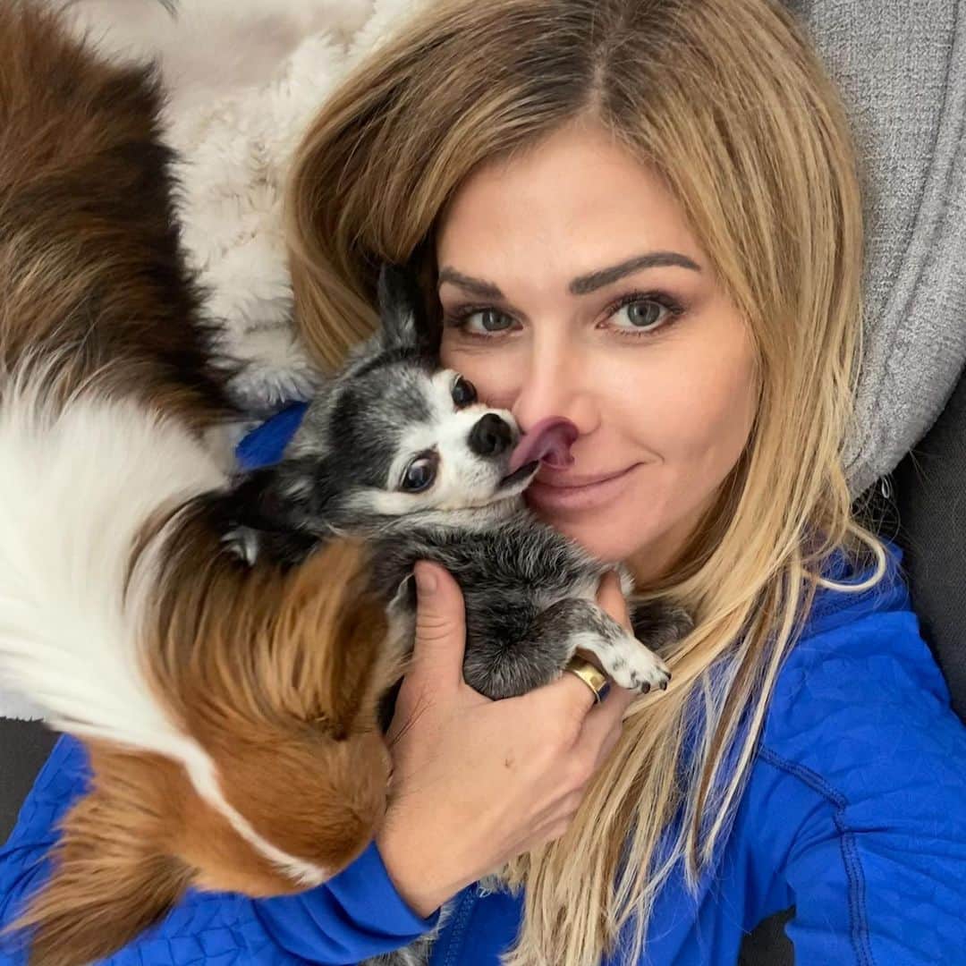 のインスタグラム：「. Happy Saturday! . It’s been raining all day & we are over here binge watching “imposters” on netflix...have you seen it? What are you up to?」