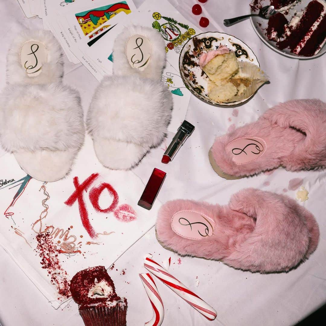 サムエデルマンのインスタグラム：「GALENTINE’S GIVEAWAY! Treat yourself this Galentine’s day with a free pair of slippers for you and someone you ❤   Follow the instructions below to win! Happy #GalentinesDay 😘 #SamEdelman     Here's how to enter:  - FOLLOW @sam_edelman - LIKE this post - TAG your Galentine  Two winners will be announced in our stories on Tuesday 2/16!」