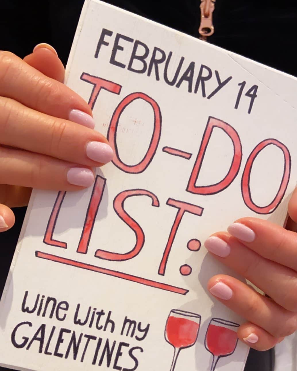 スーザン・ルッチのインスタグラム：「Super cold this week—all my nails broke!!! Manicure in time for Valentine’s Day/ planning lunch with Galentine’s/important take-away for all of us women is:  Put yourself on your  To-Do List!❤️❤️❤️🥰🥰🥰 #goredforwomen」