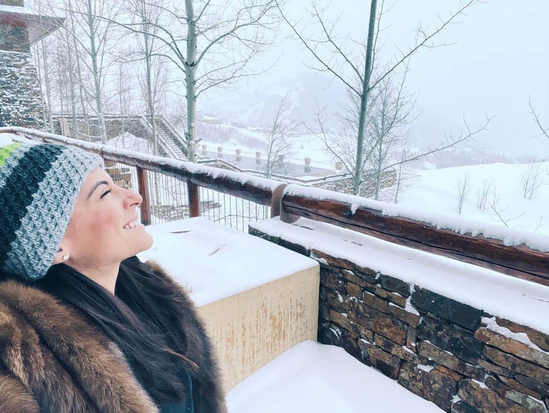 Ana Brenda Contrerasのインスタグラム：「Cold never bother me anyway ❄️🤎」