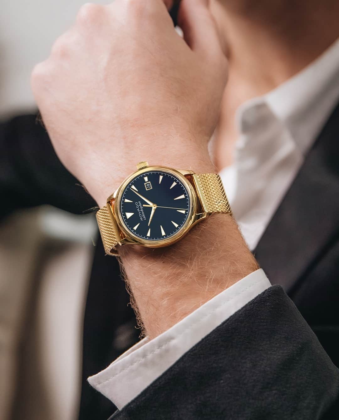 モバードのインスタグラム：「Never go out of style. This #MovadoHeritage piece will be loved forever with its rich blue-toned dial. Shop it now on Movado.com.」