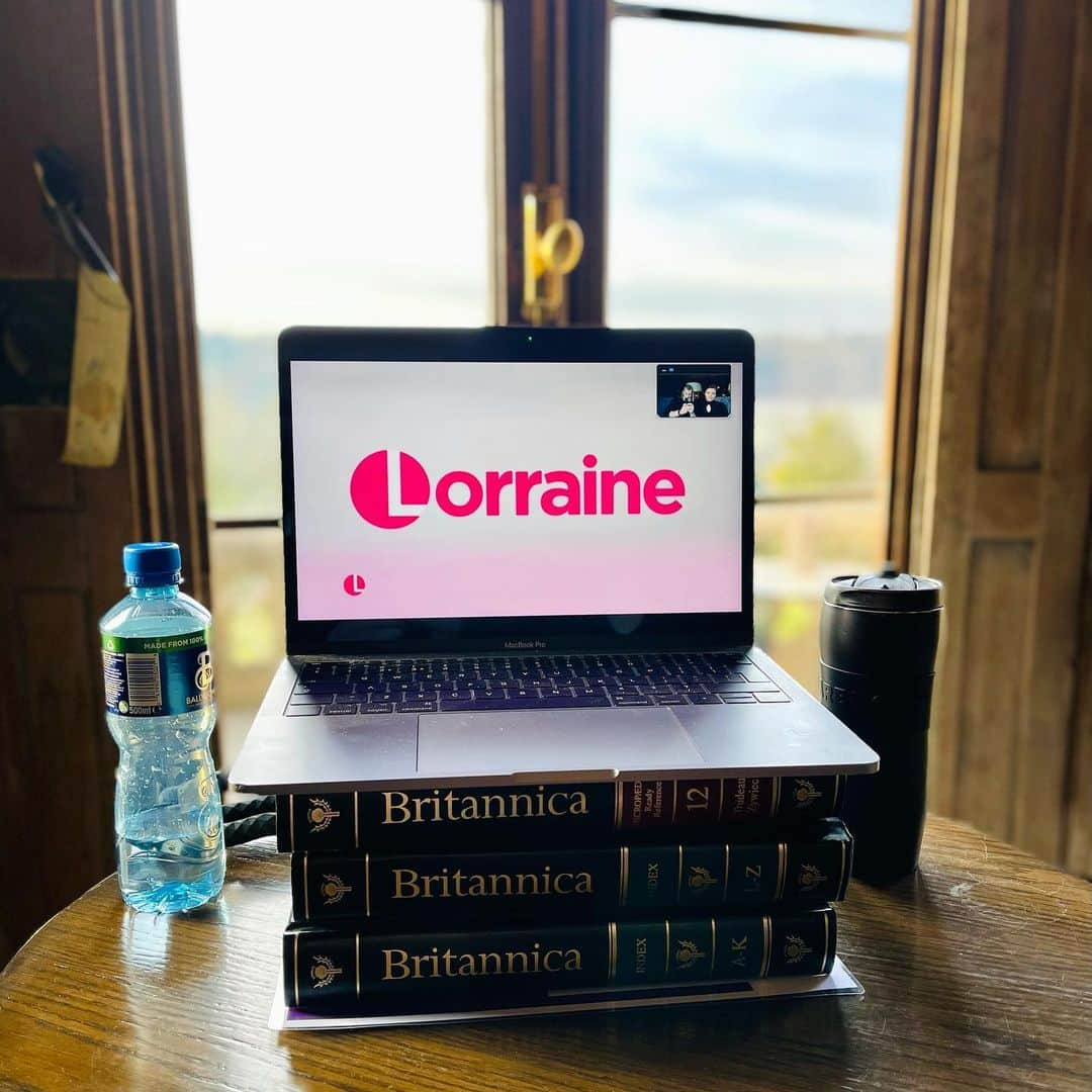 ハミッシュ・ゲイマンさんのインスタグラム写真 - (ハミッシュ・ゲイマンInstagram)「This is another thing off the bucket list ✅ Thrilled to have had the opportunity to be on @lorraine with @faye_brookes talking all about our @dancingonice journey so far and my incredible fiancée @ameliaskating ❤️ Akira and Zana even got a feature 😁 You can watch the full interview on the ITV hub (Friday episode).  #dancingonice #itv #teamfaymish #lorraine」2月14日 5時00分 - hamishgaman