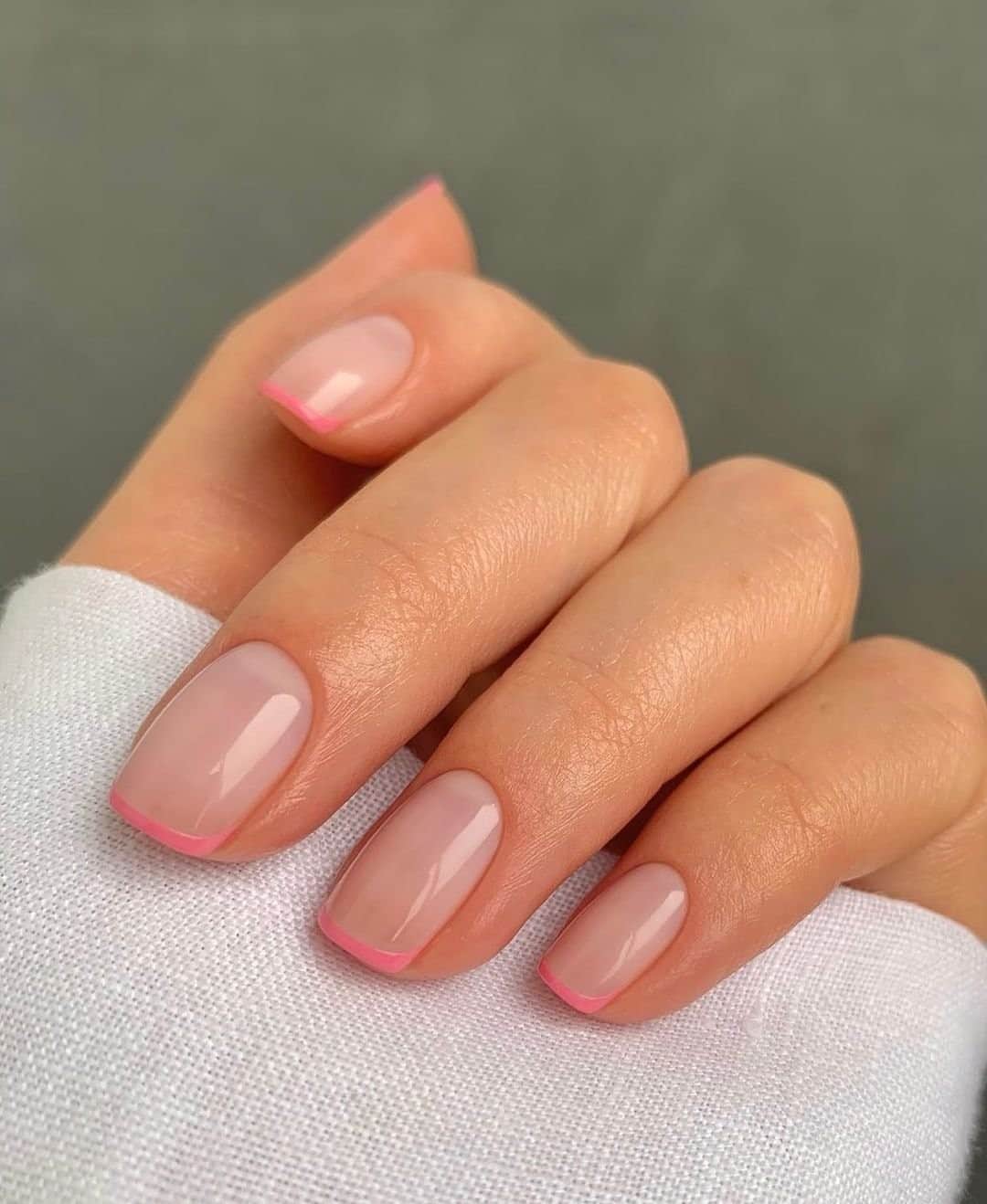 OPIさんのインスタグラム写真 - (OPIInstagram)「Drop some 💕s if you love this minimal #ValentinesDay look🙋‍♀️ Shades: #PutItInNeutral & #LimaTellYouAboutThisColor By: @raelondonnails   #OPIObsessed #ColorIsTheAnswer #NOTD #NailSwag #NailsOfInstagram #NailsOnFleek #NailPolish #Nails #OPI #minimalnails #OPINailArt」2月14日 5時01分 - opi