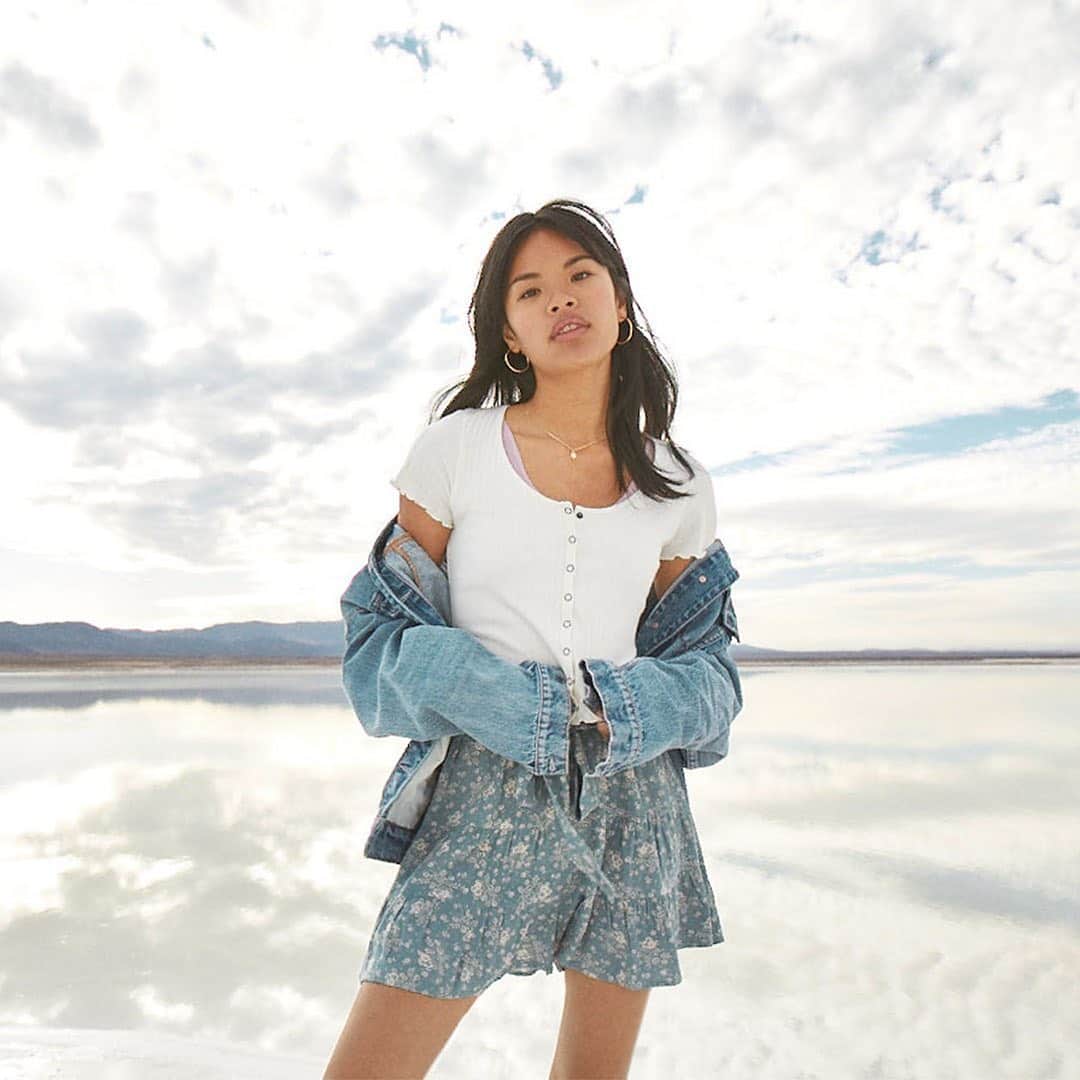 American Eagleのインスタグラム：「Soft, swingy shorts are ✨it✨  Add a baby tee & a denim jacket for ultimate spring vibes.」