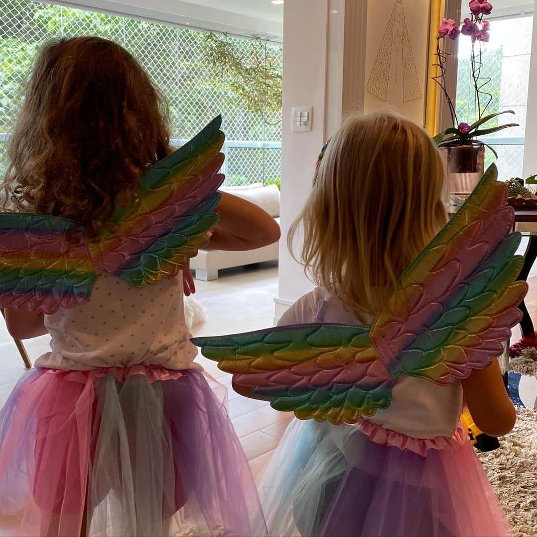 Eliana Michaelichin Bezerraのインスタグラム：「Anjos . Nosso carnaval em família. Manu e a prima Helena❤️ #carnaval2021」
