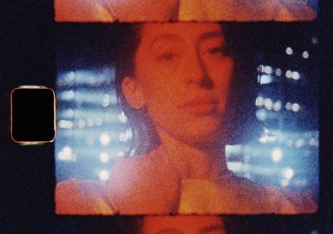 ボニー・ライトのインスタグラム：「i miss the london skyline and all the beautiful faces within it, like @maguiremusic and @arthur_loveday operating behind his super 8 camera」