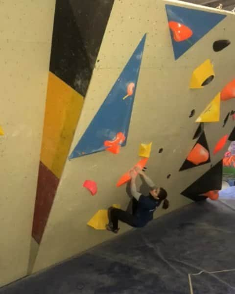 クロエ・コリエーのインスタグラム：「Today we had our first @belgianclimbing team training. At the beginning it was tricky to come back on competition style problems. I had almost forgotten how to climb them after a long time just doing basic boulders in my garage. As regular practice is necessary I can't wait for more sessions like this !」