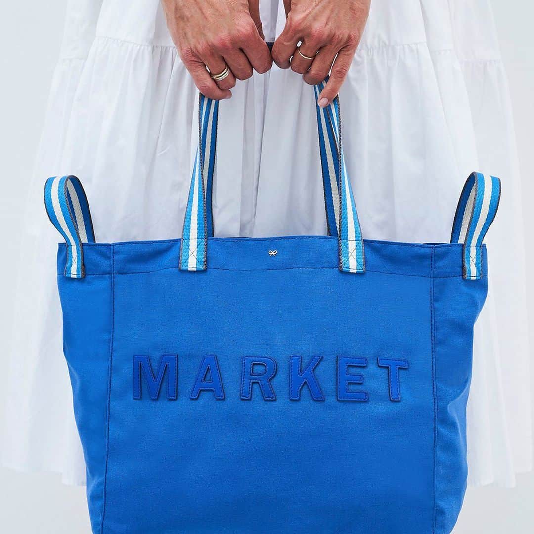 のインスタグラム：「Our weekend favourites are on our Stories today, including this Market Tote made from recycled plastic bottles. #AnyaHindmarch」