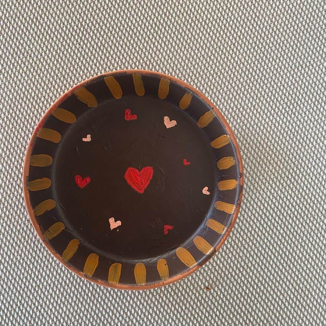 カルーシェ・トランのインスタグラム：「This is my arts & crafts project from yesterday’s challenge.. LMAO I wasn’t gonna post it cause it’s pitiful but whatever.. I got drunk on the beach.. had all these lil designs I started with.. then said fuck it and covered it all with the brown and added some basic shit lol hey at least I tried! 😆 I also was planning to use this as a jewelry dish.. for @kaebykarrueche (duh) but I left it in Zihua 🤣🤦🏽‍♀️🤎」