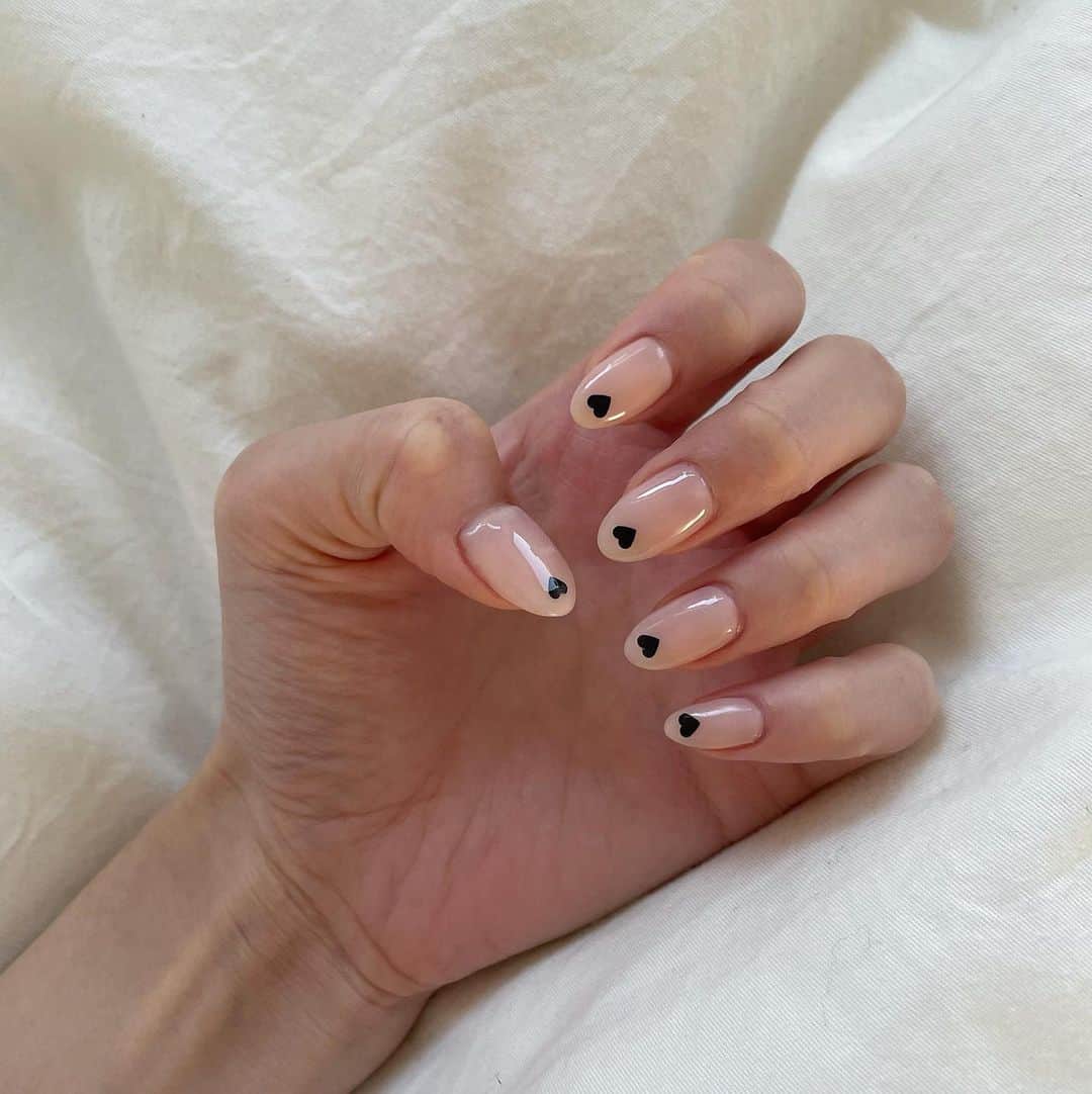のインスタグラム：「. Happy valentine 🍫♡ . @bebenail.tokyo  . . . #nail #nails #ネイル #ハンドケア #大人ネイル #かわいい #爪 #ハートネイル #ちゅるんネイル #ジェルネイル #冬ネイル #春ネイル #ジェル #つやつやネイル #透明感 #表参道 #nailstagram #ネイルデザイン」