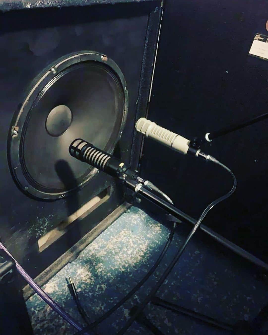 PINKY DOODLE POODLEさんのインスタグラム写真 - (PINKY DOODLE POODLEInstagram)「We have just started the bass recording today!! We took our time to set microphones carefully and recorded 2 songs.  The bass sound is already getting better than before. It's fun!!」2月14日 5時35分 - pinkydoodlepoodle