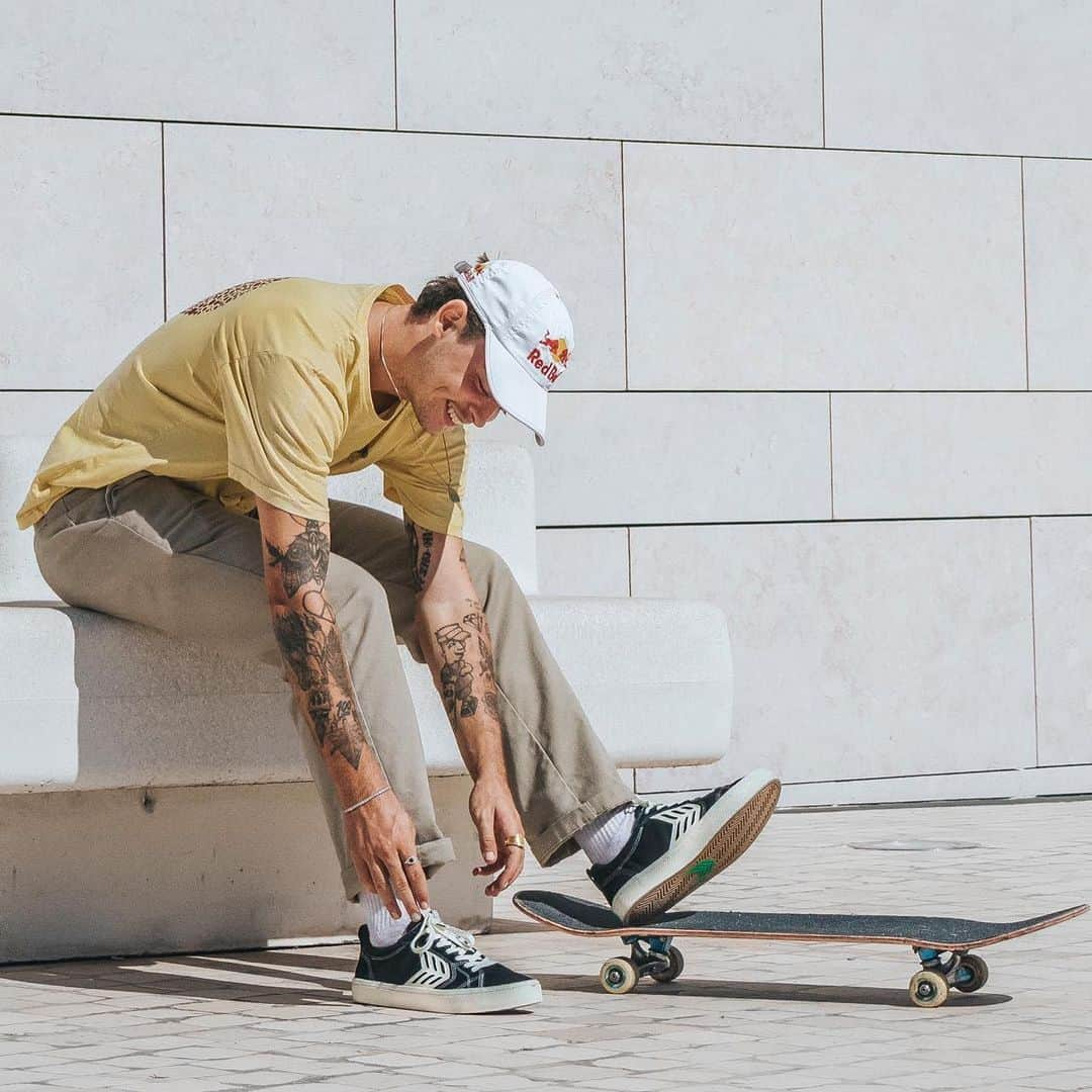 グスタボ・リベイロのインスタグラム：「@cariumaskateboarding ‘s shoes have board feel, side traction, and a sticky grip outsole with a reinforced flick point. Plus, they’re made in a way that’s better for people and the planet.   Available now at cariuma.com」