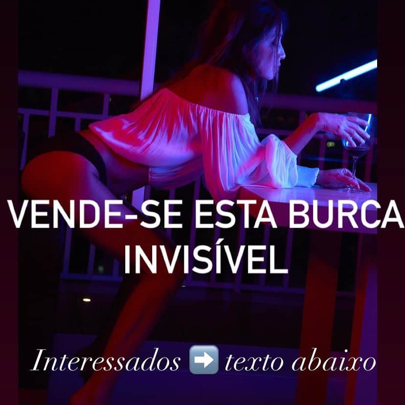 ビビアーニ大野のインスタグラム：「A burca invisível  Ficamos extremamente incomodadas com as mulheres de burca, ficamos com pena e imaginamos  o patriarcado em carne viva, nos achamos tão distantes das mulheres de burca... Ah que inocência a nossa!!! Só usamos outras roupas. Sabemos bem que não temos liberdade de usar o que queremos, podemos ser estupradas e aqui você processa o estuprador e ainda é humilhada na frente de juiz. Brasileiras, western women, modernas que tem como presidente um misógino fascista , presas a imagem de nossa senhora , a virgem, a mãe perfeita, não nos permitimos ser quem somos, aliás nem sabemos quem somos e as que escapam dessa sina não são perdoadas nem por nós mesmas, outras mulheres . Nossa burca feita de pano do capitalismo, com linha de religião e costurada pelo machismo . Nós moças de família que nos achamos tão melhores que as prostitutas, mas que igualmente nos vendemos a imagem de boa moça quando botamos nossos sonhos na gaveta ou no lixo, dançamos com o oposto a luta do feminismo contemporâneo, fingindo muitas vezes que o patriarcado não existe, mantemos casamentos falidos por status, ou ainda  pior, pra manter a grande mentira da família perfeita, para não ficar por baixo no papo com as amigas, porque assim nos foi ensinado  na novela, final feliz é casar e ter filho. Não ser uma mulher fracassada é ter foto de casal, de preferência com os herdeiros, mostrando o quanto somos felizes nas redes sociais. Vencer é fazer de conta que está tudo bem na nossa miserável burca  invisível .  Vivi Ono  Obrigada gêmeo @onofab  q com amor e inteligência me questionou e me levou a escrever.  Foto @rafaravancini  Revisão @yasmin124」