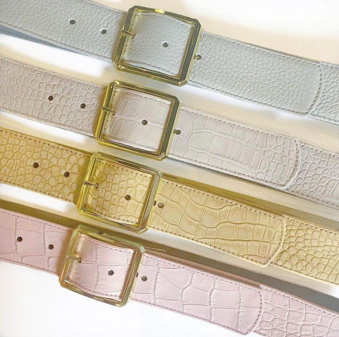jjウィンタースのインスタグラム：「T H E  C O R I  B E L T • Light Grey Capri • Stone Hornback • Latte Hornback • Light Pink Croco」