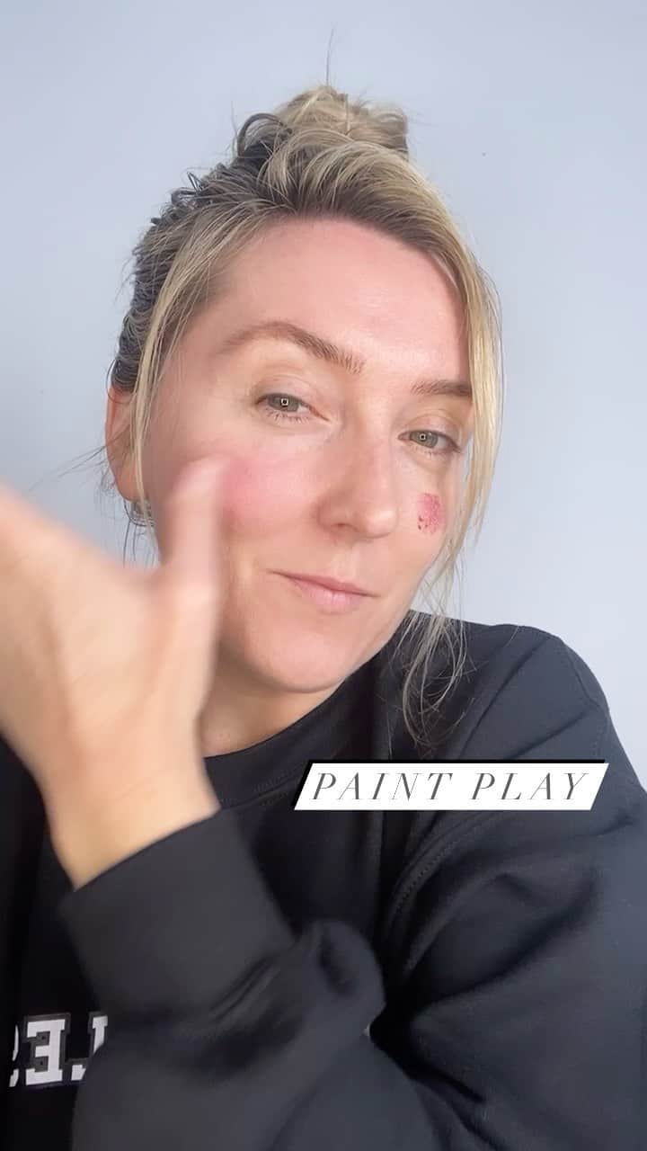 JO BAKERのインスタグラム：「W I N T R Y • F L U S H  Eve....the latest #cloudpaint cheek colour from @glossier ...skins a bit dry today so I sprayed @weleda_usa #sheerhydrationmoisturemist on top which instantly relieves that tight dry itchy feeling and boosts my skins hydration instantly !! Love a fast fix !!! #jobakermakeupartist #blush #makeuptutorial #makeuplooks #makeupartist #testingmakeup #makeup #makeuplife #makeupaddict #makeuplover #glossier #weledaskin」
