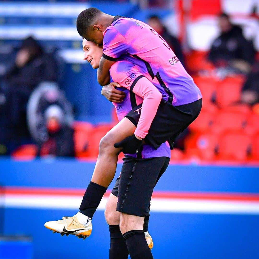 ユリアン・ドラクスラーのインスタグラム：「3 points important aujourd’hui 💥// Wichtige drei Punkte heute 💥// 3 important points and win today💥  #psgogcn #icicestparis #allezpsg #psg #paris #paname #jdx」