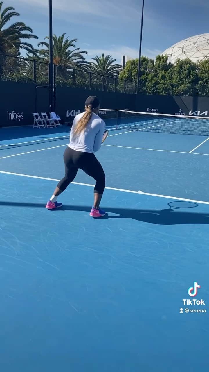 セリーナ・ウィリアムズのインスタグラム：「Warming up.  @patrickmouratoglou」