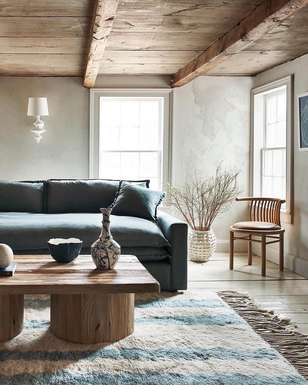 のインスタグラム：「Welcome new centerpieces and textural touches into your home 🏡 Follow @AnthroLiving to take the full house tour, then shop our latest collection at the link in our bio!」
