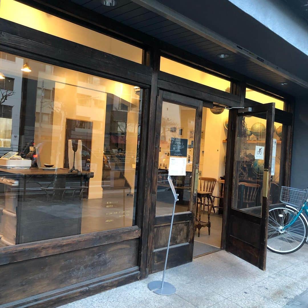 吉見佑子さんのインスタグラム写真 - (吉見佑子Instagram)「蔵前で見つけた喫茶店、どこの街角にいるのか、ふとわからなくなる入り口」2月14日 17時09分 - yuko_yoshimi