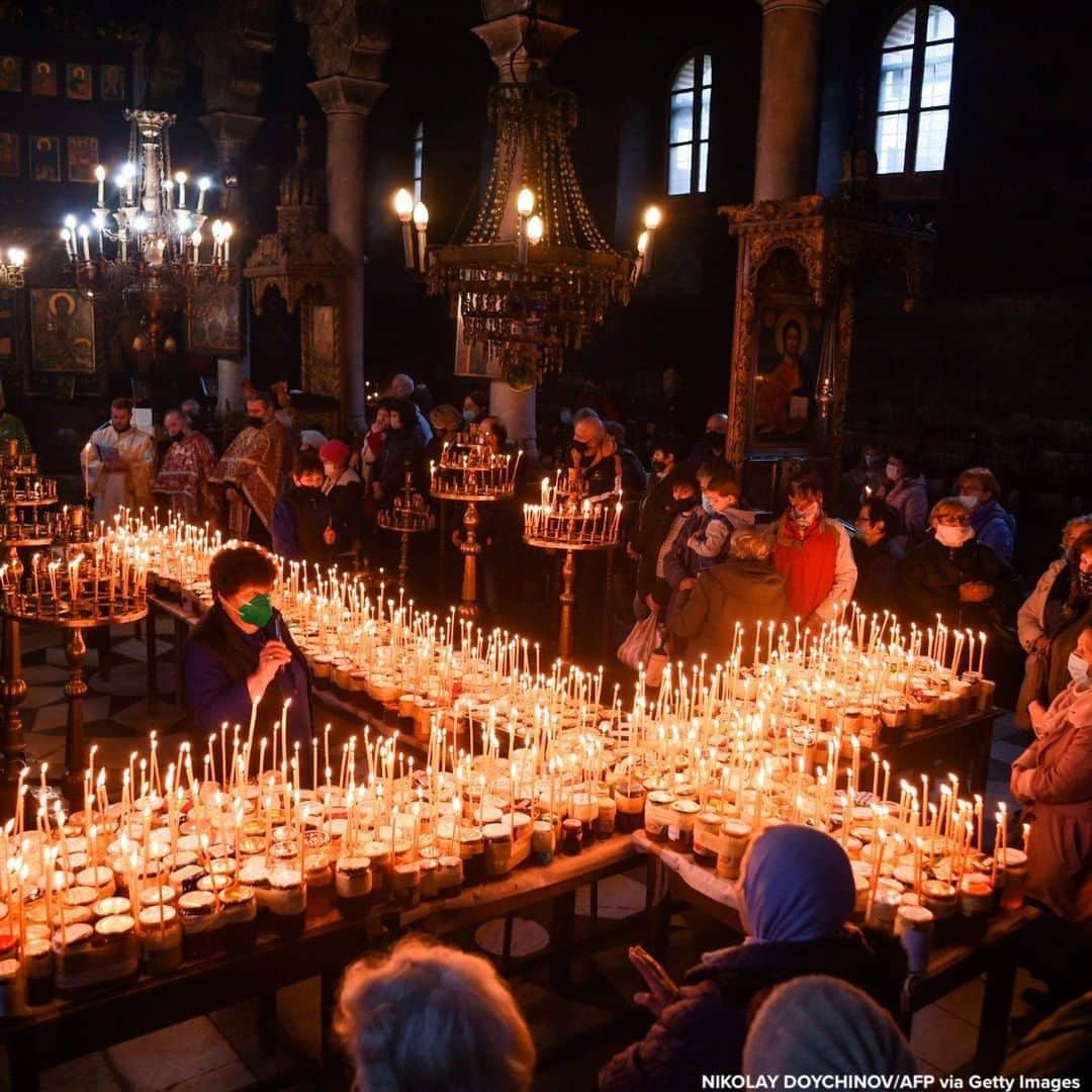 ABC Newsさんのインスタグラム写真 - (ABC NewsInstagram)「Believers pray around a cross-shaped platform covered with candles attached to jars of honey during a ceremony marking the day of Saint Haralampi, Orthodox patron saint of beekeepers, at the Church of the Blessed Virgin in Blagoevgrad, eastern Bulgaria.」2月14日 17時08分 - abcnews