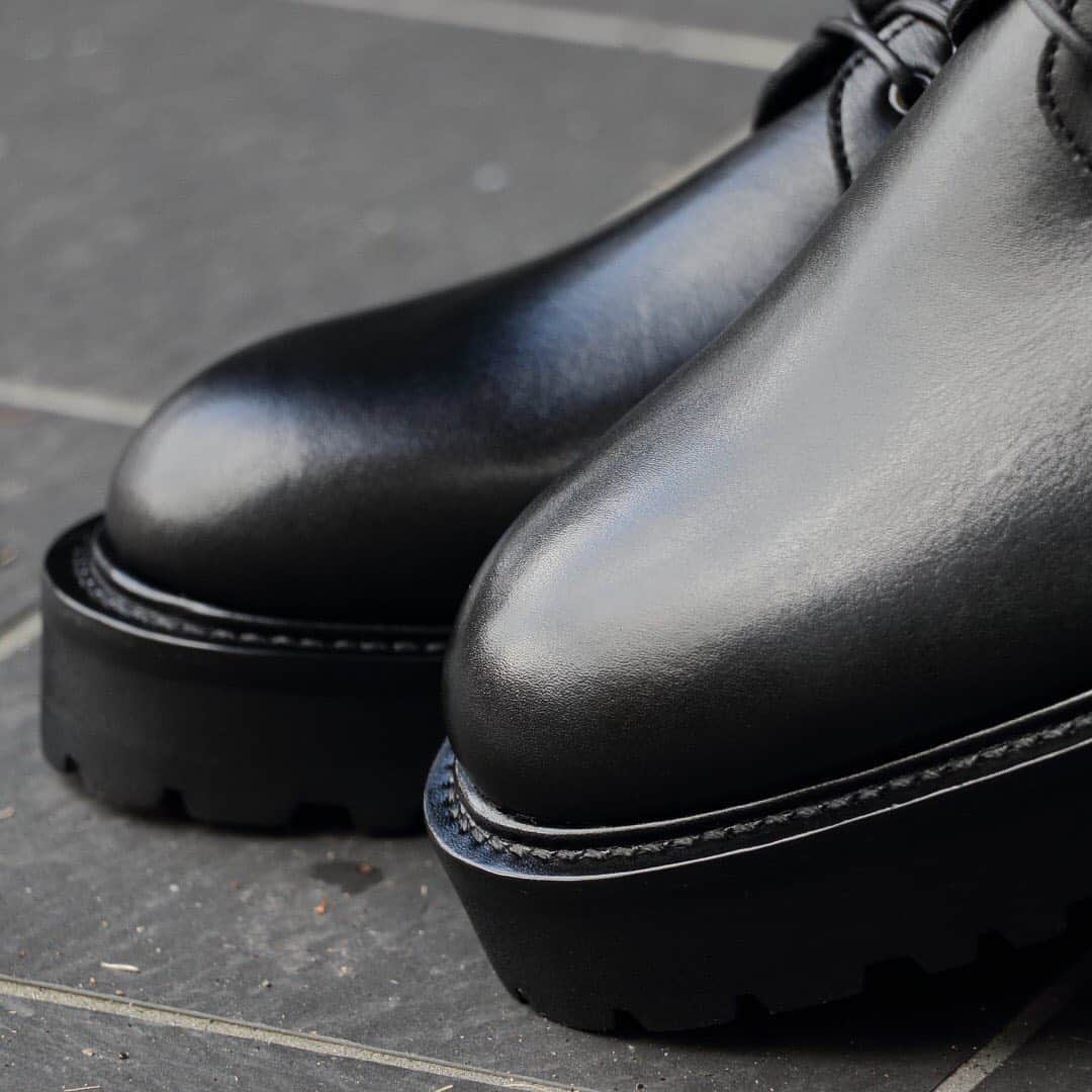 干場義雅さんのインスタグラム写真 - (干場義雅Instagram)「【柔らかい革のプレーントゥ登場‼️】見た目は革靴なのにスニーカーのように履きやすくて快適。厚みのあるラバーソールだから脚長効果でスタイルもよく見える。雨でも履けるしオールソール交換も可能。ジャケパンはもちろん、ジーンズにまで似合う！ということで全国的に爆発的に売れている靴が「WH（ダブルエイチ）」です。 ____________________________________________________________ そんなダブルエイチから、進化形のプレーントゥが登場しました‼️ 別注をかけたのはBEKKU HOMME。アッパーは通常の使われているVOCALOUではなく、ANNONAY FUNCHALの柔らかいレザーに。履き口もパット入りに変更したので、履き心地もさらに良くなりました。プルストラップ、金具はすべてオールブラックに。コバステッチはシングルステッチで、ソールは最厚のZソールです。 ____________________________________________________________ 色はブラックのみ。WHZ-0003Bの価格は5万2000円（税抜) 。足数限定です。既に問合せが殺到していますので欲しい方はお早目に。もちろん僕も、サイズ9で手に入れちゃいました😅  ■ BEKKU HOMME 石川県金沢市堅町26 BEKKU HOMME ☎︎076-221-2924 www.bekku-homme.com _____________________________________________________________ @wh_official_orientalshoes  #wh #ダブルエイチ #orientalshoes #オリエンタルシューズ @yoshimasa_hoshiba  #yoshimasahoshiba  #干場義雅  @forzastylecom  #forzastyle @minimalwardrobe_official #靴魂 #あなたの靴見せてください #hiroshi_tsubouchi #坪内浩 #leathershoes #fashion #ファッション #プレーントゥ #オールブラック #ベックオム #bekkuhomme @bekkuhomme」2月14日 17時00分 - yoshimasa_hoshiba