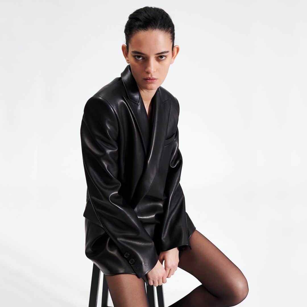 バルバラ ビュイのインスタグラム：「POWER AND SEXINESS⁣ photo @ecoutecherie⁣ model @wanessamilhomem⁣ #leatherjacket #masculinefeminine #oversized #power #sexy」