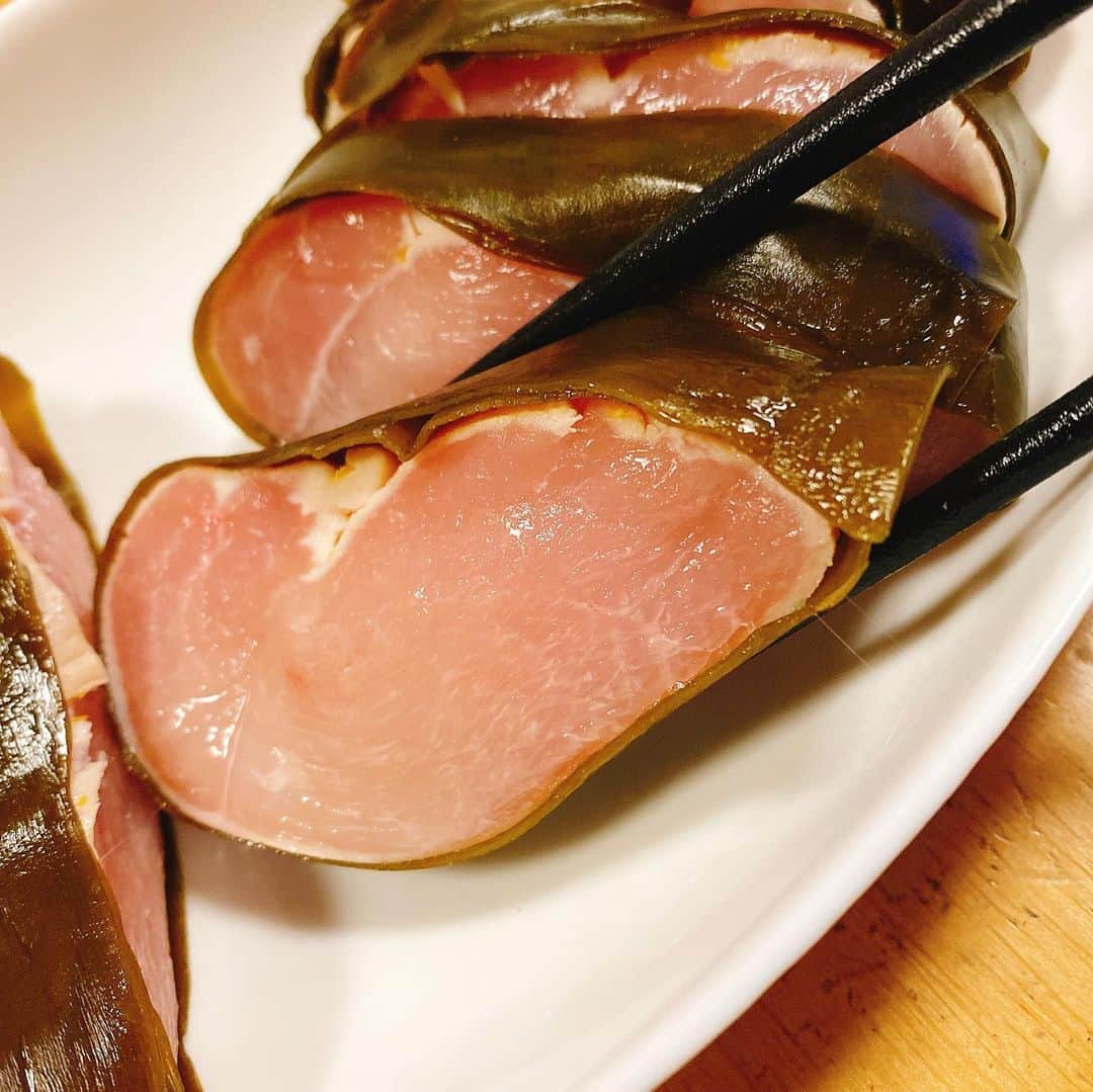 のインスタグラム：「富山のグランマルシェタケダさんの「鶏の昆布締め」 🤤 「浜ちゃんが！」で柏木由紀さんが紹介しているのを見ながら、深夜の勢いでポチッとしたのを思い出し…かなりの人気で1カ月半くらいで届きました✌️ 🤤 トリニクってこんなにプリプリして、ジューシーなの⁉︎という驚きで、幸せな気持ちになりました 🤤 #グランマルシェタケダ #鶏の昆布締め #お取り寄せグルメ」