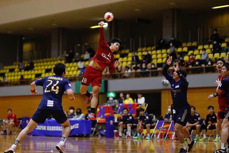 吉野樹のインスタグラム：「. JHL  vs トヨタ紡織九州 32-28で勝利しました！！  久々の日本リーグでしたし、 隔離明けで少し不安でしたが 無事勝ててよかったです🦍💪 応援ありがとうございました！  チームの雰囲気ももっと上げていって、残りの試合頑張っていきます🔥  photo by @tagucci42 📸  #トヨタ車体 #bravekings #吉野樹  #handball #kempa #melisofficial #bauerfeind #bauerfeindjapan」