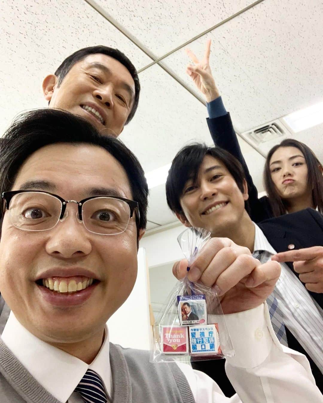 片山萌美のインスタグラム：「💝Happy Valentine💝  警視庁強行犯係 樋口顕 のチョコレートをいただきました✨ 記念に樋口班で写真🤳🍫 金曜夜8時からは とうとう最終回『焦眉』です！ ぜひご覧くださいね  #強行犯係樋口顕  #テレ東　 #金曜夜8時　 #焦眉 #最終回　  最終回は2時間スペシャル✨」