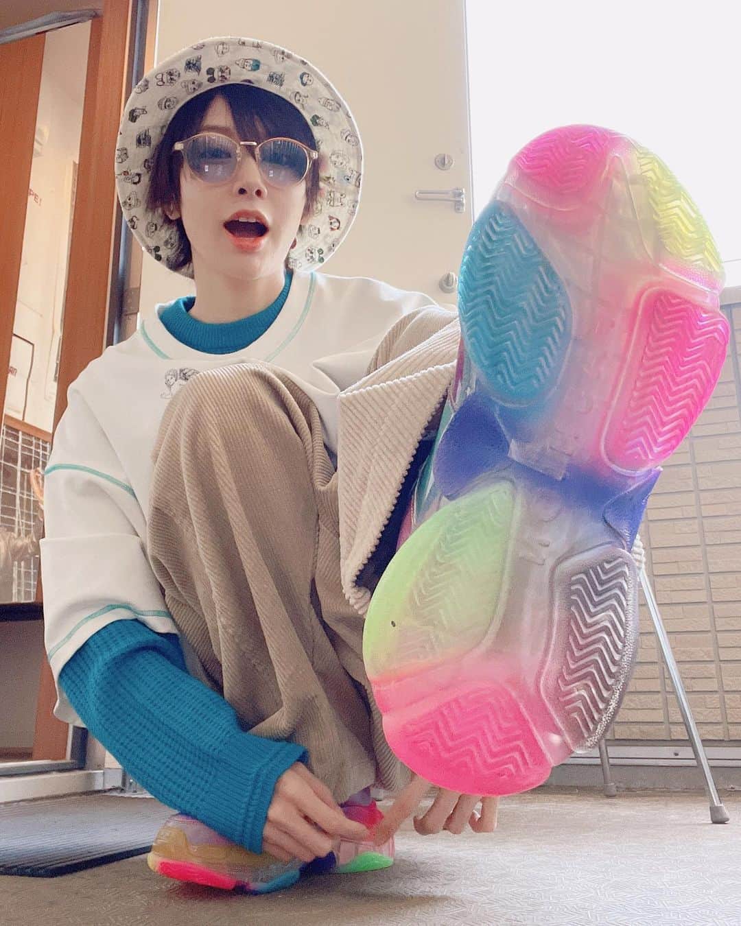 のインスタグラム：「🍭 スニーカーみてくれ！超可愛い！ 明るい色を身につけてると気分も上がるね🥳るんるんるんるん (@prega_official )で購入したよ〜 派手でいかついアイテムが多くてすごく好み♡  #スニーカー  #prega」