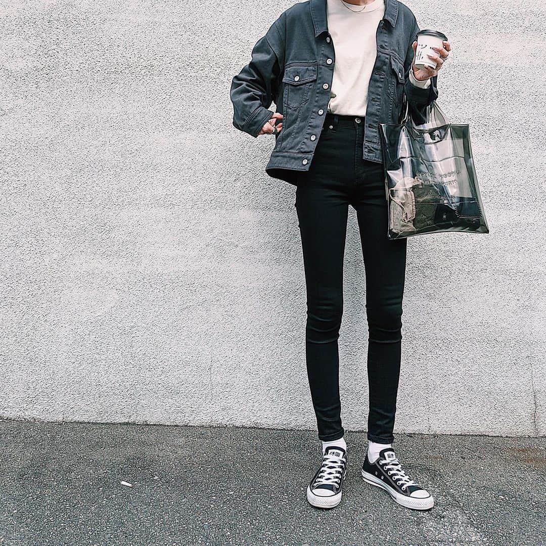 maai0528のインスタグラム：「〻👩🏻🐕‍🦺☕️🖤 monotone‥🕊 気付けば全身MOUSSYw あるあるだね。 ． 中に着てるTOPSは 抗菌のやーつ。 ． ．  #fashion  #MOUSSY #beautifulpeople  #MOUSSYSNAP  #teampixel #baroque_pixel #pixelで撮影」