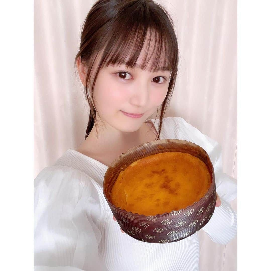 伊藤美優さんのインスタグラム写真 - (伊藤美優Instagram)「. ベイクドチーズケーキ！🧀 家族にあげたらすごく喜んでくれたよ🥰がんばってよかった〜！  （写真撮ってるとき匂いの誘惑凄かった...💦） . #バレンタイン #バレンタイン手作り #バレンタインレシピ #ベイクドチーズケーキ #チーズケーキ #手作りケーキ #手作りお菓子 #手作りスイーツ #おうちカフェ #베이킹 #발렌타인데이 #발렌타인 #instafood #ディスカバリーネクスト」2月14日 15時34分 - miyuuuuu_ito