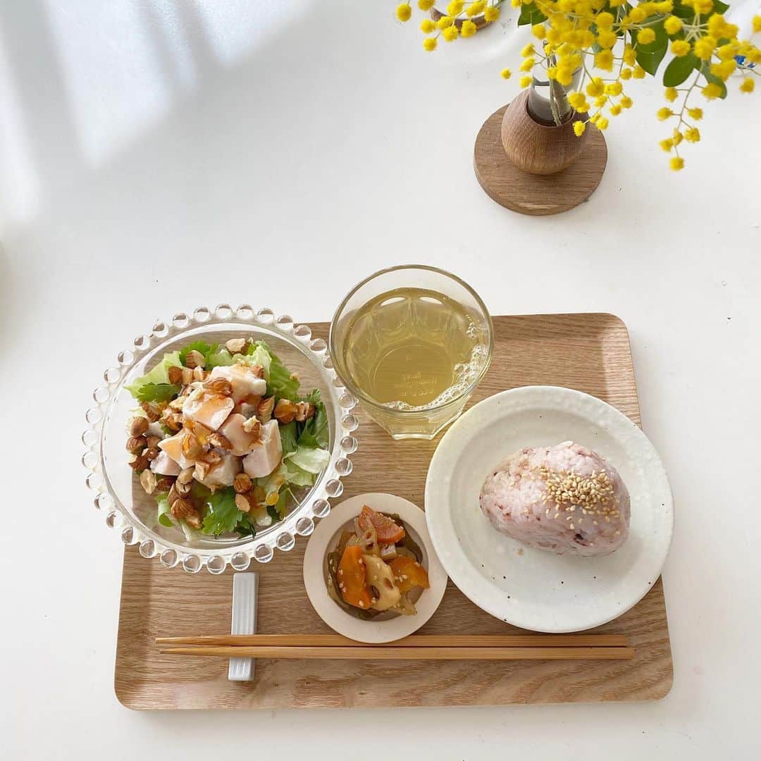 こまけいこのインスタグラム：「お昼ごはん。  休みの日は起きる時間もバラバラだし、各自食べたいものを食べることが多いです。  作り置きのもので簡単に済ませます。  雑穀米おにぎり 鶏ハムサラダ 手作り根菜の福神漬け  パクチーを私しか食べないので、一度買ったら毎日消費。 アーモンドとチリソースが合う。  福神漬けはYouTubeで見て作ってみました。 2、3日冷蔵庫に置いた方が美味しい。 ご飯にガバガバ乗せて食べたいくらい。  鶏ハムは塩麹で作ってます。 柔らかいし、ほんのり塩味なのでいろいろアレンジもききます。 胸肉は安いので、サラダチキンを買うより手作りした方が全然良いです。 簡単だし。  昨日の地震は本当にびっくりしましたね。 この家に引っ越してきて初めて揺れを感じた地震でした。 とにかく慌ててしまって何もできず。 ここのところ、防災危機も薄れていてグッズなど見直してなかったのでやらなきゃと思いました。 とりあえず、お風呂の水は抜かずに貯めれるだけ水を貯めて、リュックに必要なものを詰めて着替えを準備して寝ました。 子供達も各自してました。 忘れがちな薬とお薬手帳。 眼鏡、コンタクト。 モバイルバッテリー。 咄嗟の時に忘れてしまうものってあるので、普段から気をつけようと思いました。  そして、ワンコのキャリーバッグが見つからなくて焦った💧 パピーの時しか使ってなかったので捨ててしまったかと思ったけどあった！ 一応入れてみたら入りました。 シートとフードも入れて準備。 その後、中に敷いてあったブランケットが気になったようで、引っ張り出して被ってました🐶  まだ数日は気をつけた方が良いみたいなので、準備だけはしておこうと思います。  #お昼ごはん　#素朴めし　#雑穀米　#鶏ハム　#塩麹　#作り置き #防災　#地震の備え　#ペットのことも忘れずに　#貴重品が特になくて心配なかった我が家」